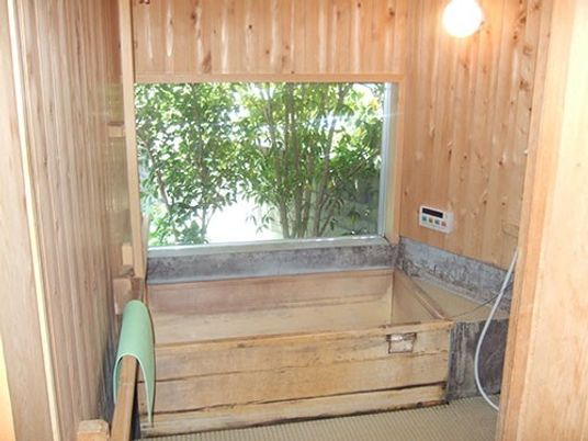 木目調の温かい浴室