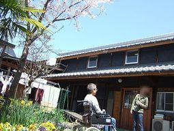春の庭とケアを受ける人