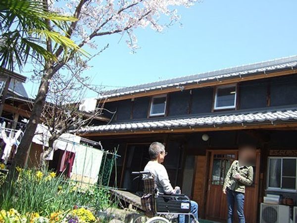 春の庭とケアを受ける人