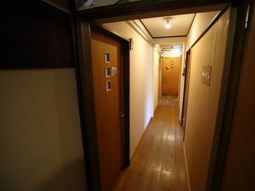 暖かみのある廊下の風景