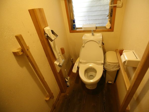明るい小窓のあるトイレ