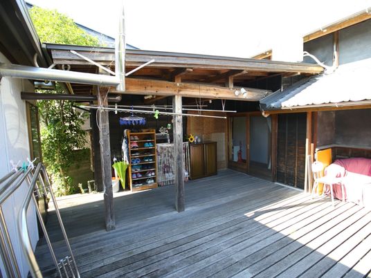 木のデッキと居住空間