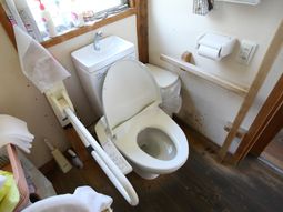 手すり付きの清潔なトイレ