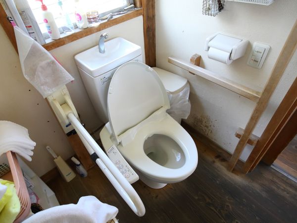 手すり付きの清潔なトイレ