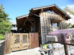 木造のおしゃれな建物外観