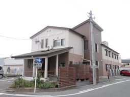 シンプルな建物の外観