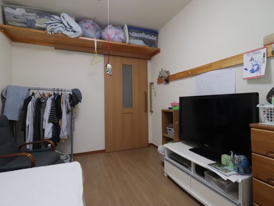 居室の家具とテレビ
