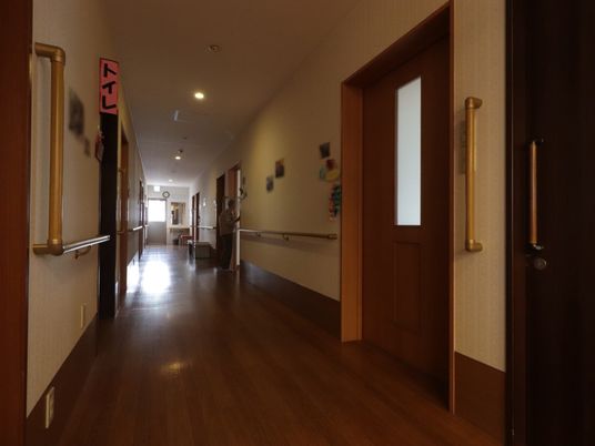 廊下の明るいイメージ