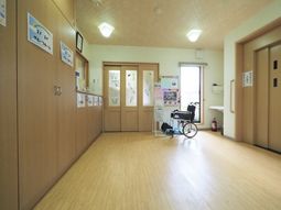 明るい廊下と掲示物
