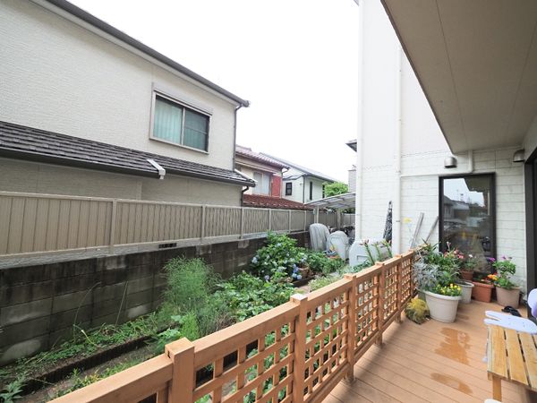 中庭の木々と花壇