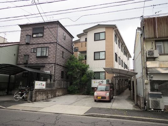 静かな街の小規模な施設外観