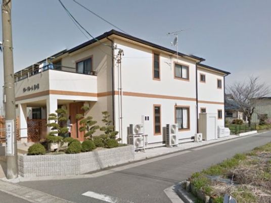 明るい外観の建物