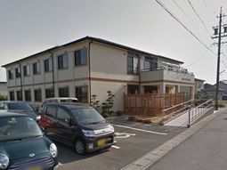 明るい外観の施設
