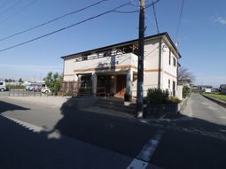 日中の晴れた施設外観