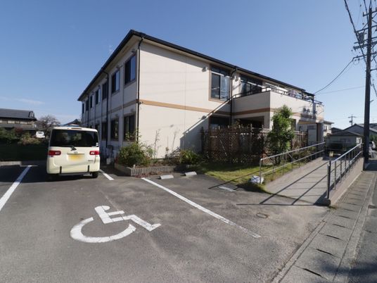 広々とした施設の駐車場