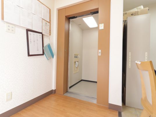 幅広いエレベーター入口