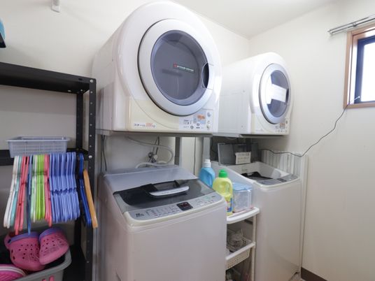 洗濯機と棚のある部屋