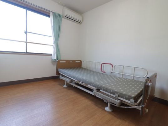 明るい個室の居室