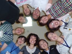 笑顔のスタッフ集合写真