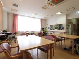 明るい共用ダイニング
