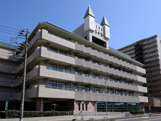 塔のある建物外観  