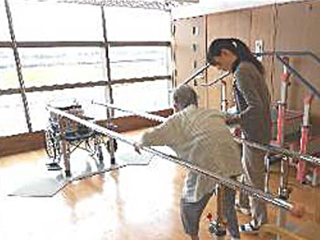 窓辺で歩行訓練の機能訓練室 機能訓練室   自然光が差し込む練習室で、歩行訓練が行われています。広々とした空間で安全にサポートします。