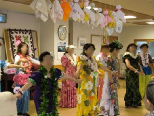 フラダンスする人々