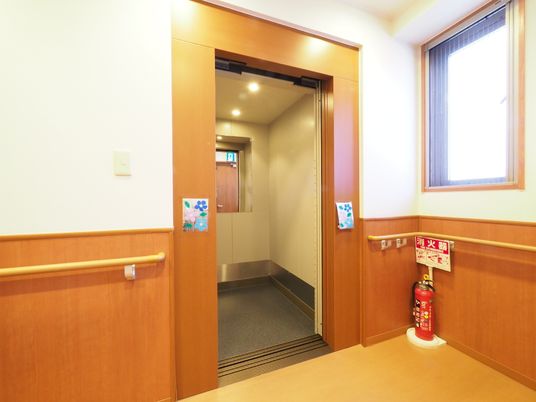 廊下の開放的なエレベーター