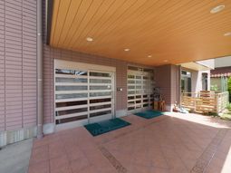 明るいエントランスの外観