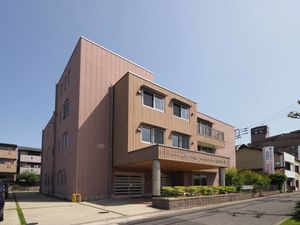 明るい外観の建物