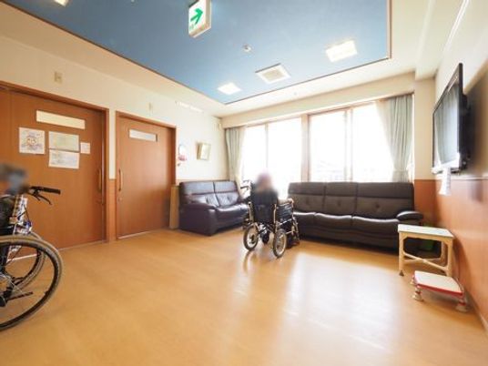 広々とした共有ラウンジ