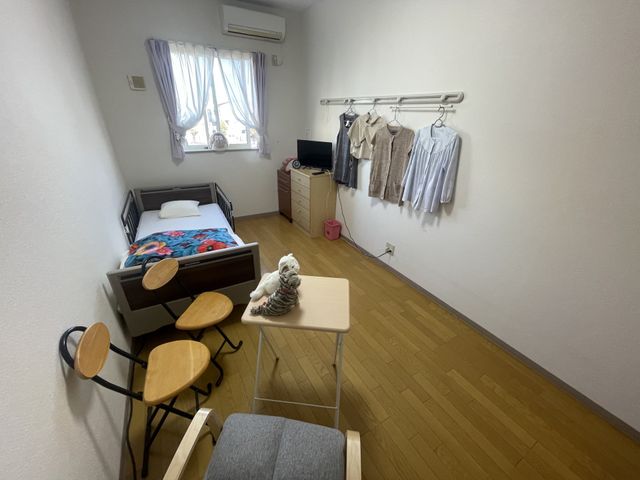 暖かい雰囲気の居室 居室 居心地の良い空間で、自然光が差し込むレイアウトです。快適な生活をサポートしています。