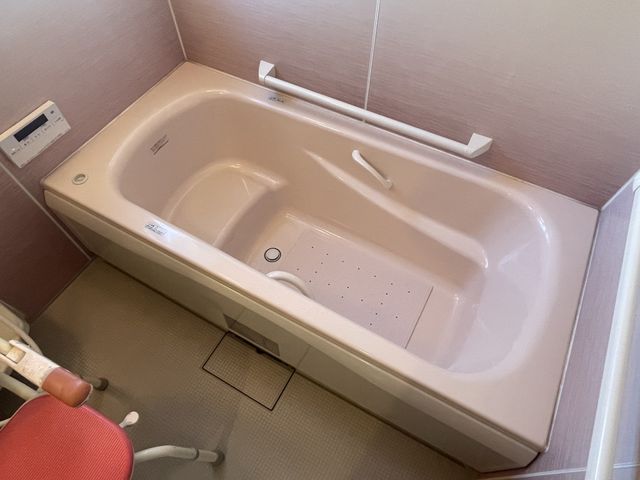 清潔感のある浴室 浴室   清掃が行き届いた浴室です。座りやすい椅子が配置されており、快適に利用可能です。