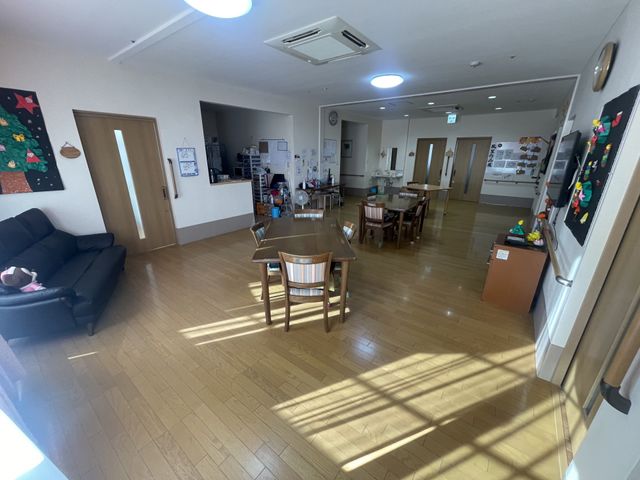 広々としたリビング リビング 自然光がたっぷり入り、温かみのある広いリビングです。リラックスできる環境で過ごせます。