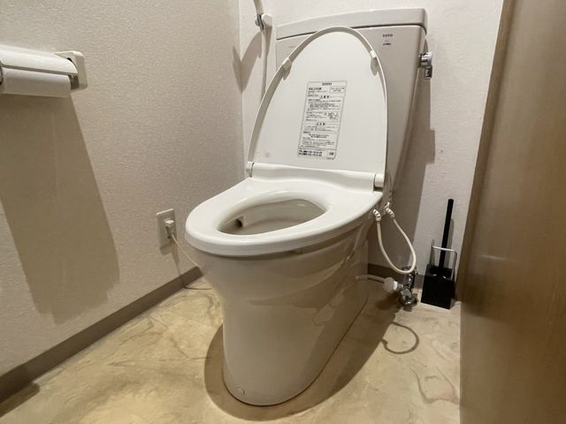 機能的なトイレ トイレ 清潔で安心して使えるトイレです。手すりも設置され、安全性を考慮した設計になっています。