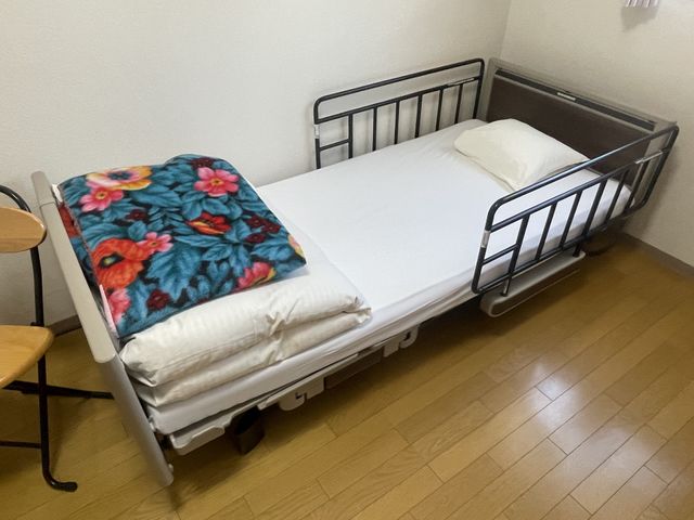 静かなベッドの居室 居室 シンプルで落ち着いた空間です。快適に過ごせる工夫が施されています。