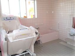 明るいバリアフリー浴室