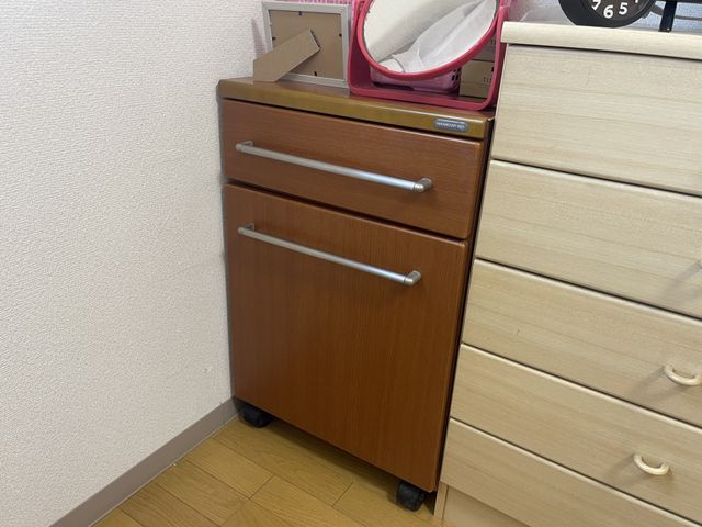 引き出し付き家具の居室 居室 収納力のあるキャスター付きの引き出しが置かれた居室です。働く上で整理整頓に役立ちます。