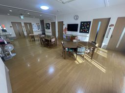 日差しの入る多目的室