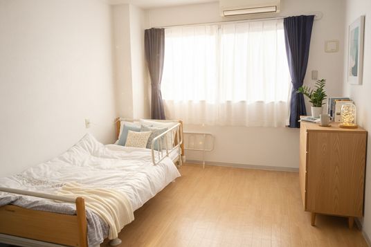 柔らかな光が差し込む居室
