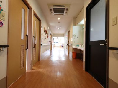 明るくて清潔な廊下