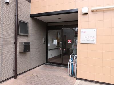 施設入口と掲示看板
