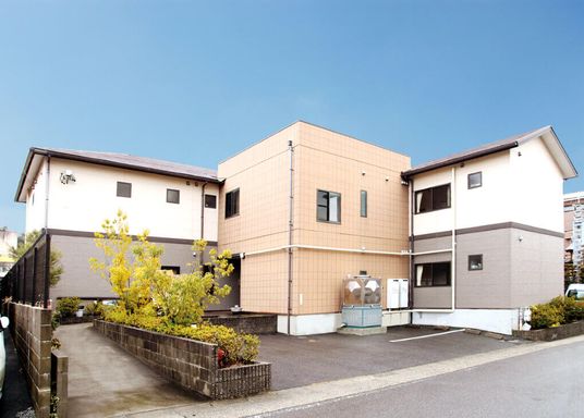 緑に囲まれた外観