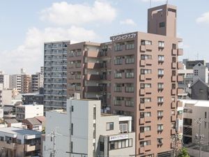 高層のマンション外観