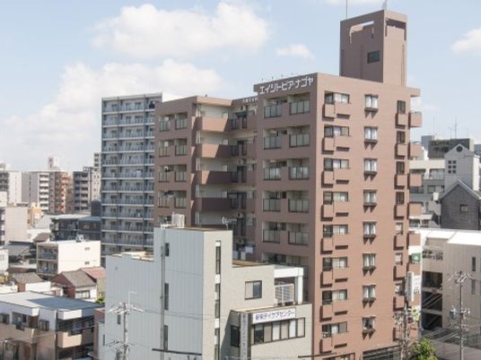 高層のマンション外観