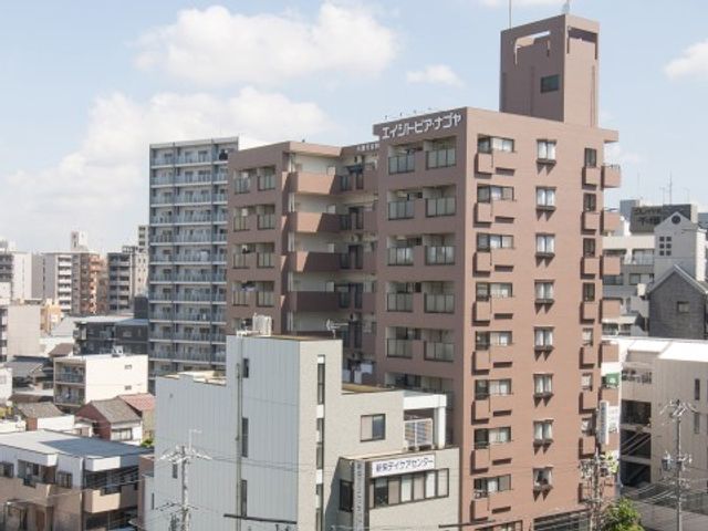 高層のマンション外観 外観 街中の便利な立地にある落ち着いた色合いの建物です。通勤にも便利な環境で、あなたの新たな職場となるかもしれません。
