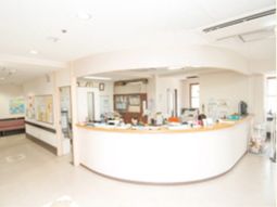 受付カウンターと掲示物