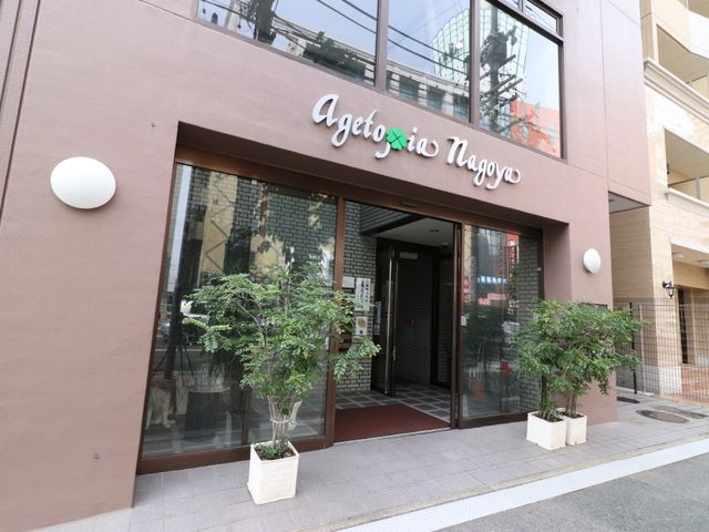 明るい施設のエントランス 入り口 清潔感のある屋外の入口は、迎え入れる雰囲気を演出しており、働く環境への期待を膨らませます。