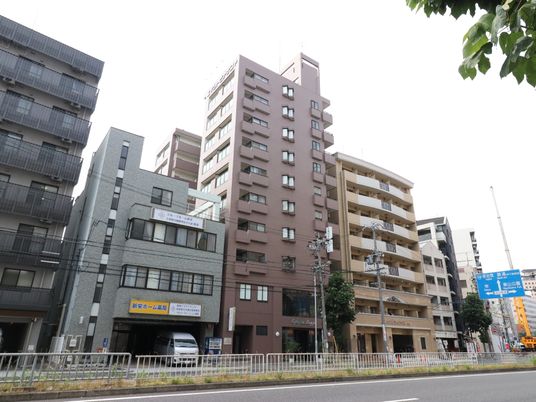 多階層モダン建築