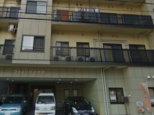 建物外観と入口看板